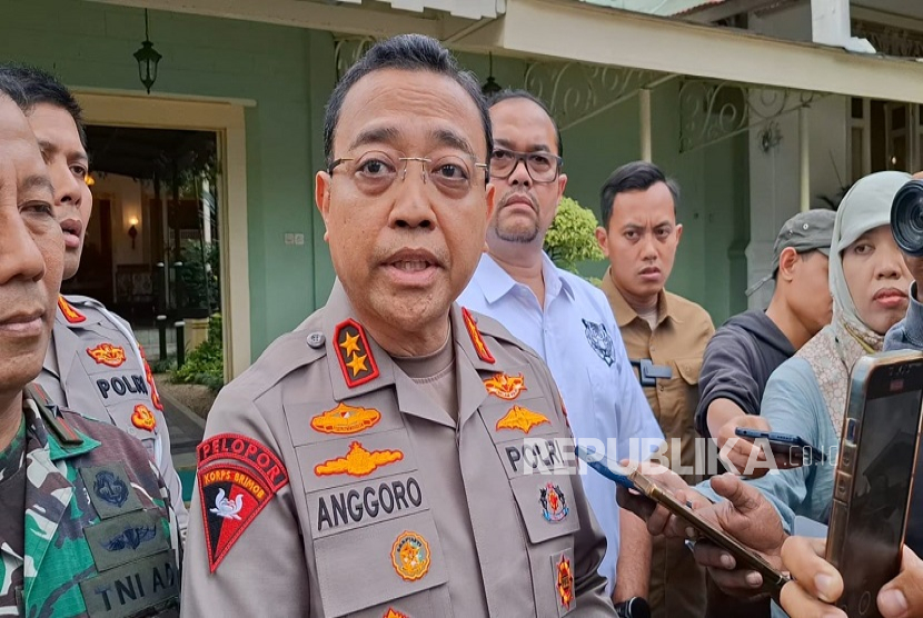 Kapolda DIY Irjen Pol Anggoro Sukartono saat memberikan keterangan di Kompleks Kepatihan Yogyakarta, Selasa (2/9/2025).