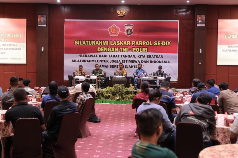 Kapolda DIY Irjen Pol Suwondo Nainggolan, bersama dengan pejabat 3 matra TNI di DIY menggelar acara Silaturahmi Laskar Parpol se-DIY di Sleman, Rabu (18/10/2023). 