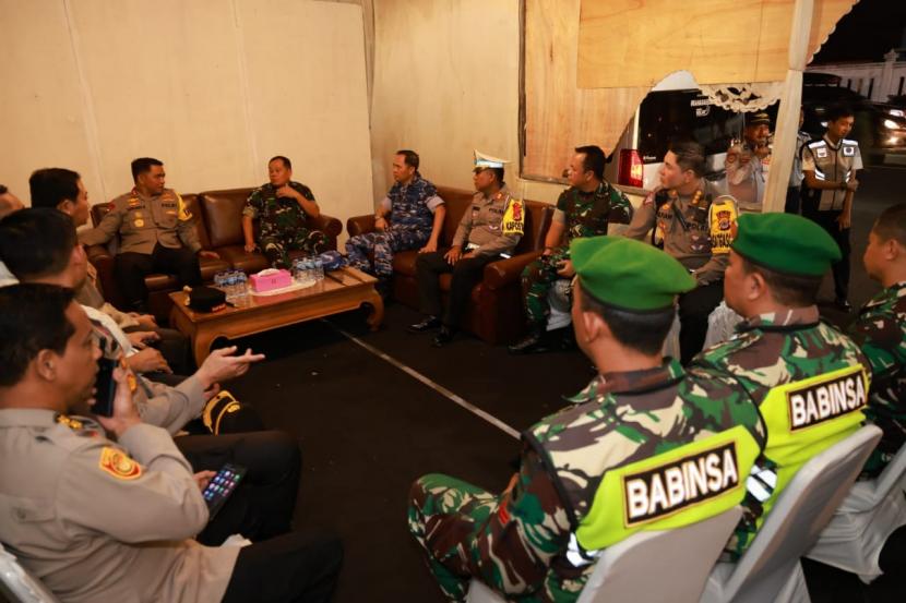 Kapolda DIY Irjen Pol Suwondo Nainggolan bersama Pimpinan TNI di DIY mengunjungi Pos Pelayanan arus balik di Prambanan. 