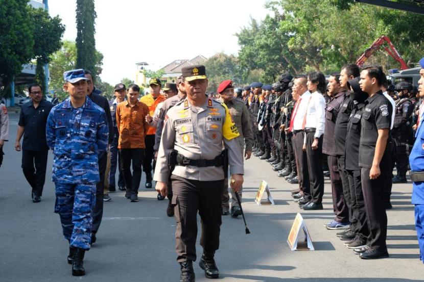 Kapolda DIY Irjen Suwondo Nainggolan memimpin apel pasukan Operasi Mantap Brata Progo 2023-2024 di halaman Stadion Maguwoharjo, Sleman, Selasa (17/10/2023). 