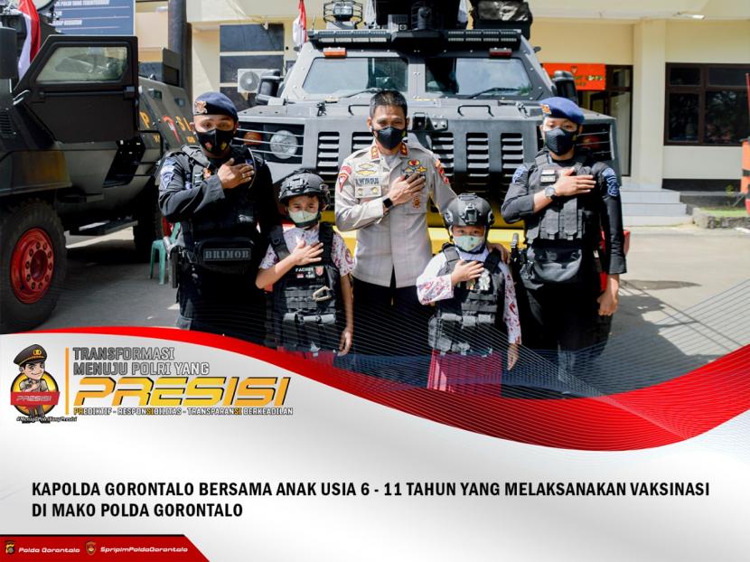 .Kapolda Gorontalo berfoto bersama anak-anak yang telah menjalani vaksinasi dosis dua di lapangan Mapolda.