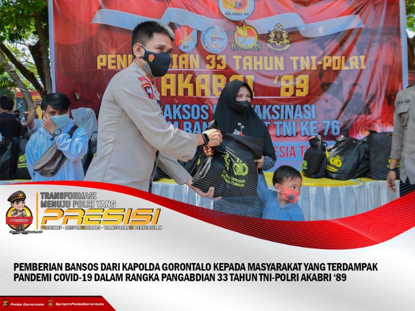 Kapolda Gorontalo, Irjen Pol Dr Ahmad Wiyagus menyerahkan paket sembako ke masyarakat terdampak Covid-19 dalam kegiatan Baksos Pengabdian 33 Tahun  Akabri 89 (TNI-Polri) di Polda Gorontalo. 