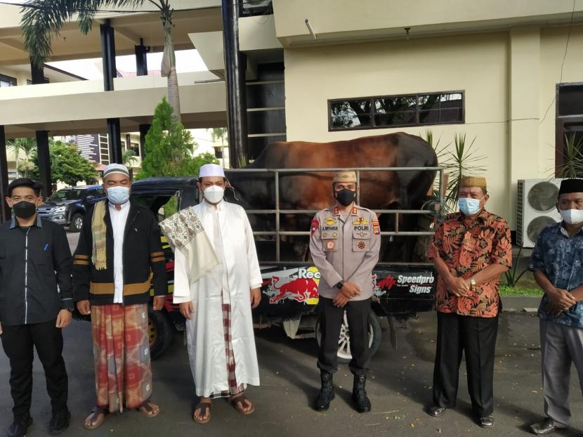 Kapolda Gorontalo, Irjen Pol Dr Ahmad Wiyagus, SIK, menyerahkan bantuan hewan qurban kepada ormas Islam dan mahasiswa.