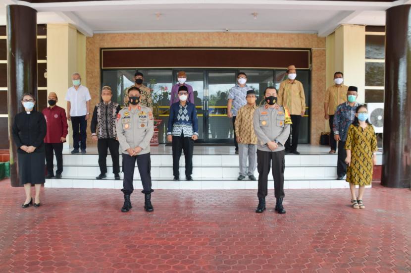 Kapolda Gorontalo Irjen Pol Dr Ahmad Wiyagus usai bersilaturahmi dengan pimpinan MUI dan Forum Komunikasi Umat Beragama Provinsi Gorontalo.