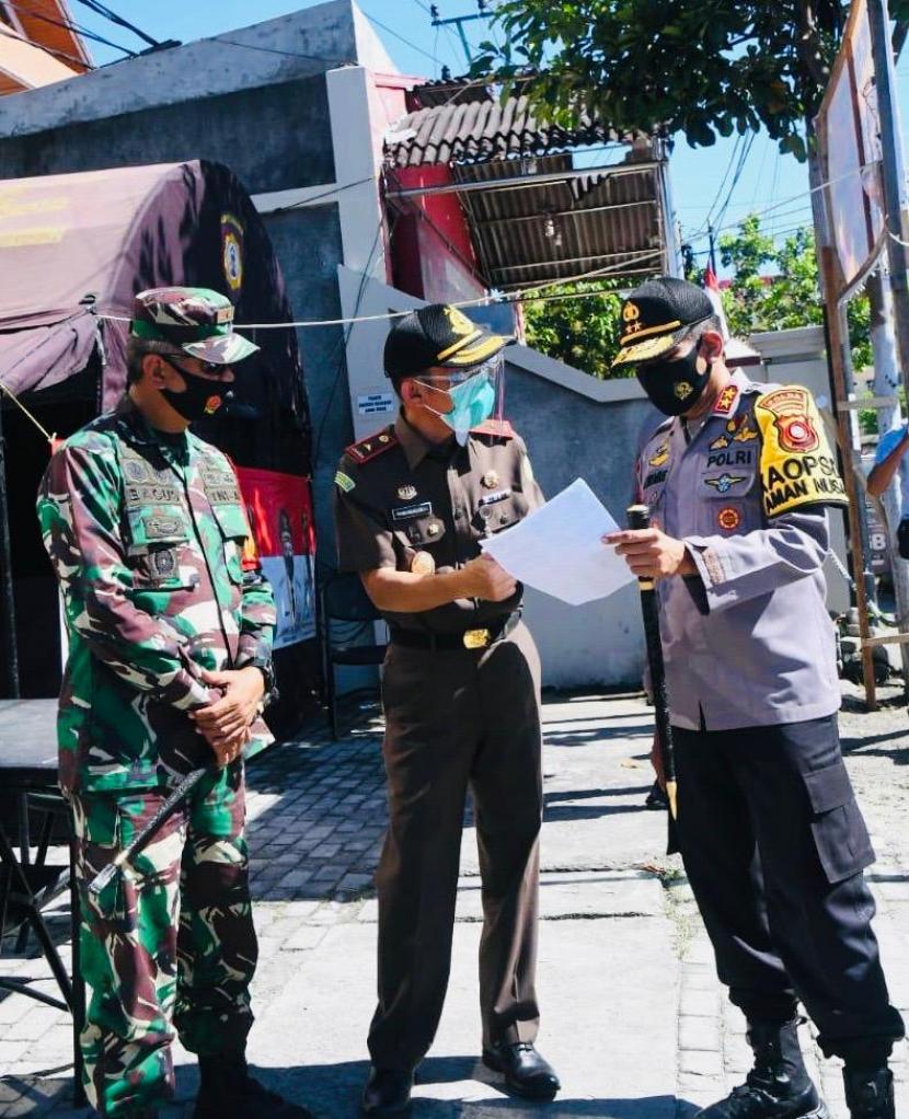 Kapolda Gorontalo, Irjen Pol Dr Akhmad (kanan), Danrem 133/NWB Brigjen TNI Bagus Antonov  Hardito (kiri) dan Wakajati Drs Muhammad Naim berdiskusi di lapangan saat Operasi Yustisi 2020.