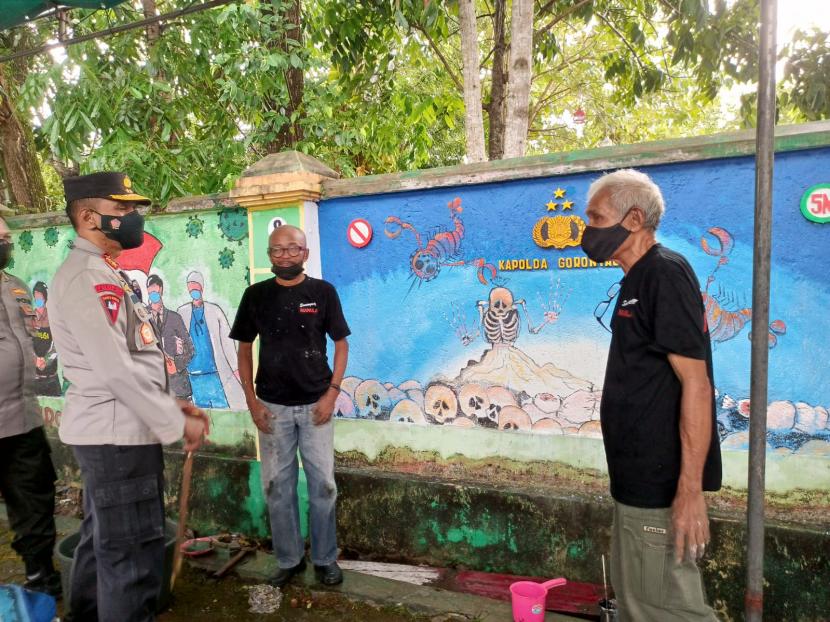 Kapolda Gorontalo, Irjen Pol Dr Akhmad Wiyagus berdialog dengan peserta pasangan lansia Lomba Mural Piala Kapolri tingkat Polda Gorontal.