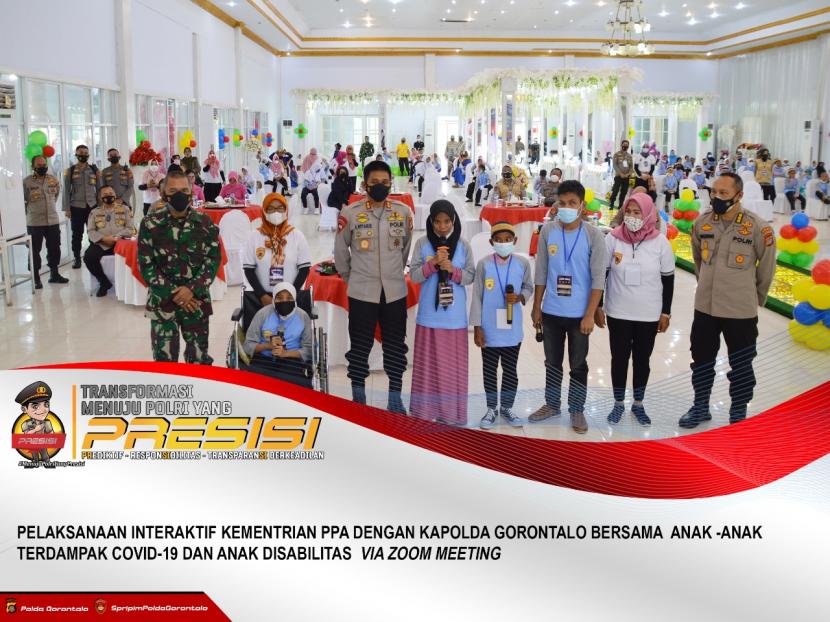 Kapolda Gorontalo, Irjen Pol Dr Akhmad Wiyagus bersama anak-anak terdampak Vobid-19 dan penyandang disabilitas.
