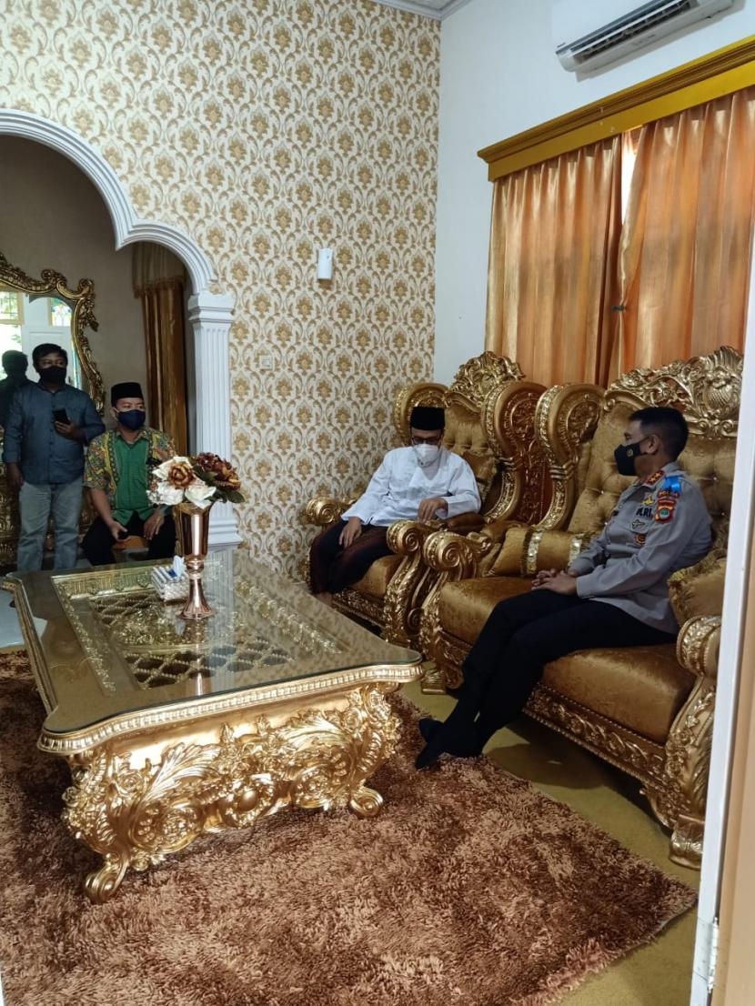 Kapolda Gorontalo, Irjen Pol Dr Akhmad Wiyagus bersilaturahmi ke kediaman Ketua MUI Provinsi Gorontalo, H Abdurrahman Abubakar Bahmid. 