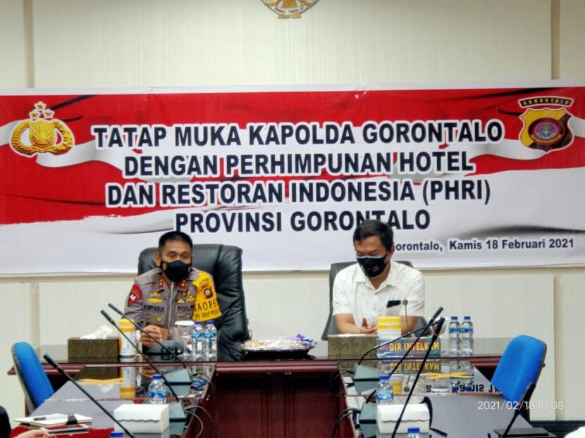 Kapolda Gorontalo, Irjen Pol Dr Akhmad Wiyagus (kanan) dan Dir Intelkam Kombes Pol Sukendar Eka Ristyan Putra dalam pertemuan dengan kalangan PHRI Provinsi Gorontalo.