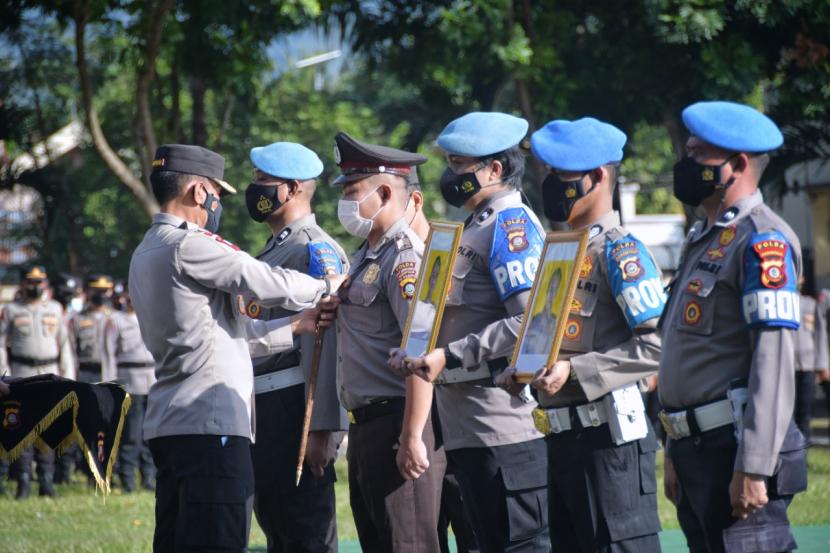 Kapolda Gorontalo, Irjen Pol Dr Akhmad Wiyagus melepas baju dinas anggota polisi yang dipecat dalam upacara di halaman Mapolda.