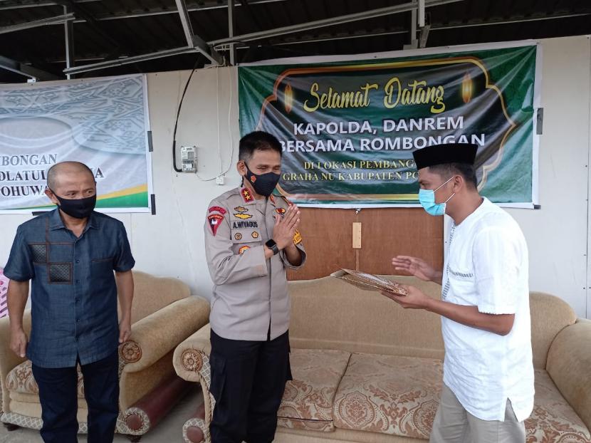 Kapolda Gorontalo, Irjen Pol.Dr Akhmad Wiyagus menyerahkan bantuan 100 buah Alquran ke PCNU Kabupaten Pohuwato. 