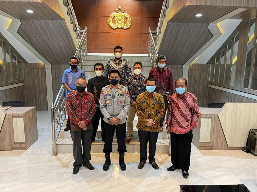 Kapolda Gorontalo, Irjen Pol Dr Akhmad Wiyagus saat bersilaturahmi dengan para pemuka agama Kristen dan Katolik di Lobby Presisi Mapolda Gorontalo. 