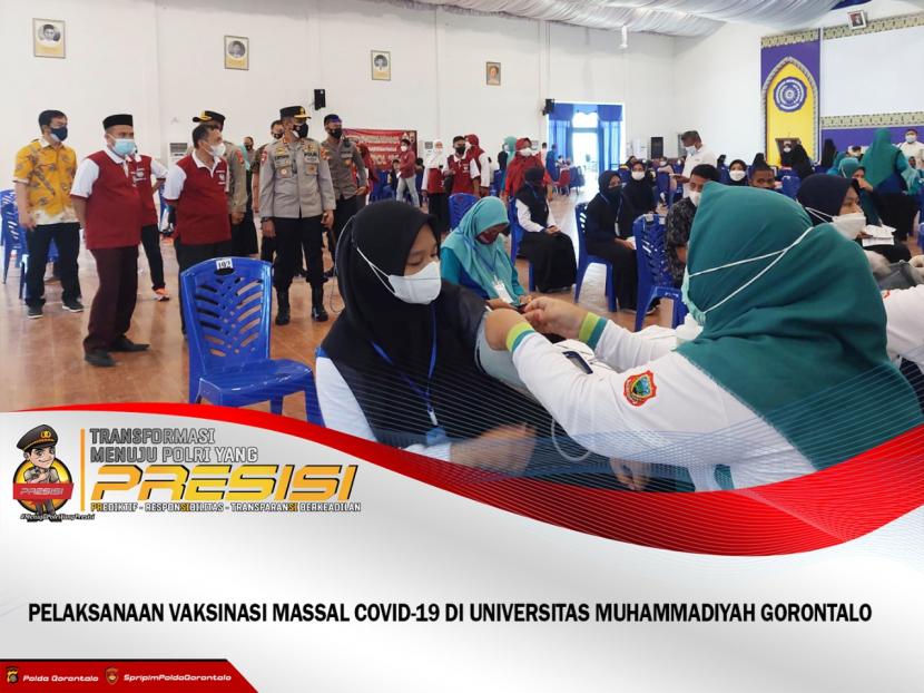 Kapolda Gorontalo, Irjen Pol Dr Akhmad Wiyagus saat meninjau vaksinasi bagi mahasiswa di Universitas Muhammadiyah Gorontalo.