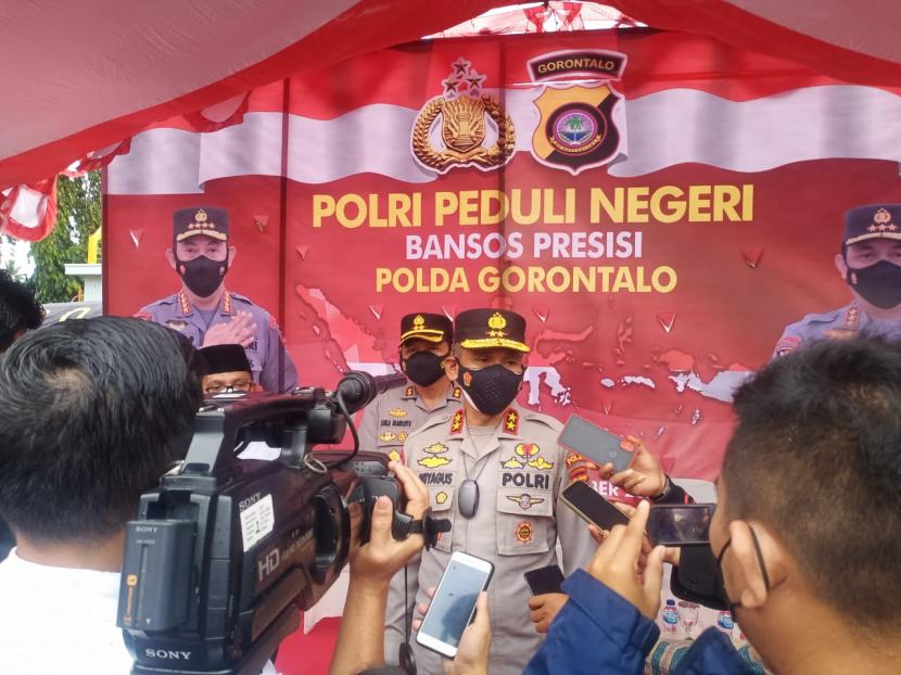 Kapolda Gorontalo, Irjen Pol Dr Akhmad Wiyagus saat meninjau kegiatan vaksinasi di Kota Gorontalo .