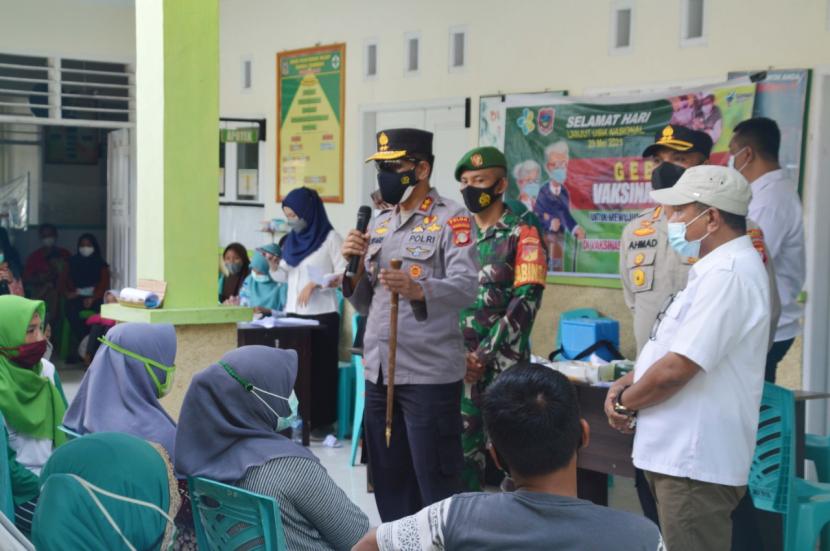 Kapolda Gorontalo, Irjen Pol Dr Akhmad Wiyagus saat meninjau vaksinasi massal di Kabupaten Gorontalo.