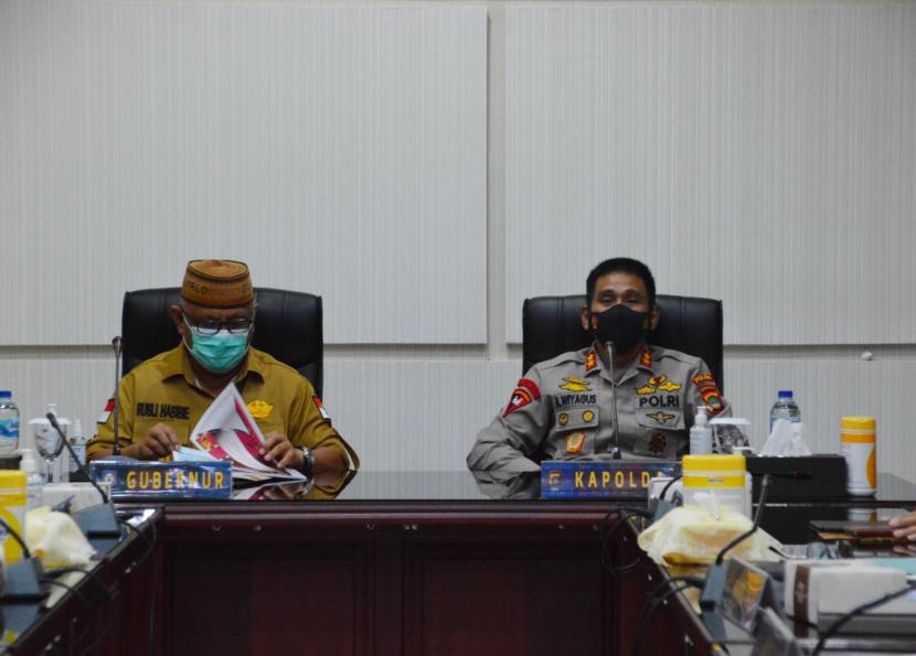 Kapolda Gorontalo Irjen Pol Dr Akhmad Wiyagus SIK dan Gubernur Gorontalo Rusli Habibie, saat rapat koordinasi yang dihadiri seluruh Forkopimda Provinsi Gorontalo, Senin (31/5). 