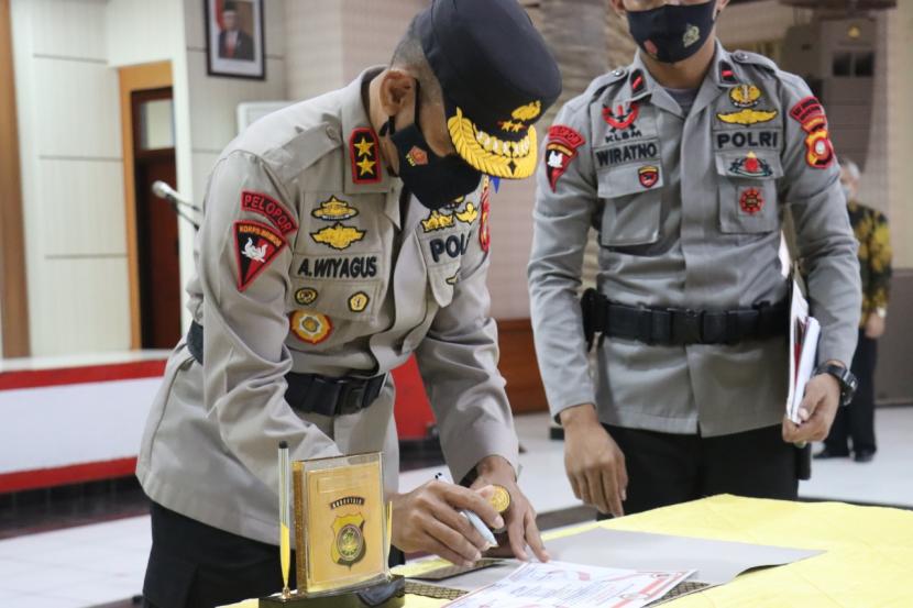 Kapolda Gorontalo,  Irjen Pol Dr Akhmad Wiyagus, SIK, menandatangani pakra zona I tegritas, di Aula Titinepo Mapolda 