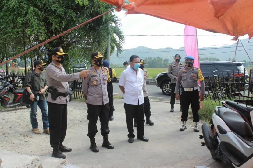 Kapolda Gorontalo, Irjen Pol Dr Akhmad Wiyagus (tengah) saat meninjau sejumlah TPS di Kabupaten Bone Bolango.