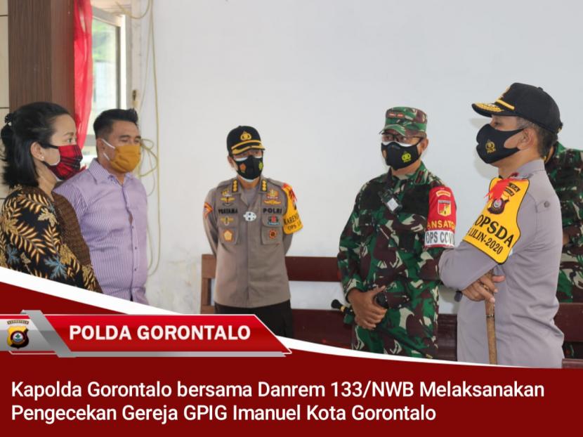 Kapolda Gorontalo.l, Irjen Pol Dr Akhmad Wiyagus dan Komandan Korem 133/ NM Brigjen TNI Bagus Amtonop saat melakukan pengecekan keamanab dan penerapan prokes ke sejumlah gereja. 