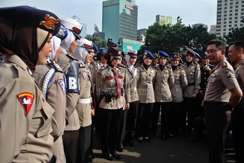  Kapolda Irjenpol Putut Bayuseno (kanan) memberi pengarahan kepada anggota Polisi Wanita saat peragaan pakaian dinas untuk Polwan berjilbab di Lapangan Lalu Lintas Polda Metro Jaya, Jakarta Pusat (25/11). (Republika/Yasin Habibi)