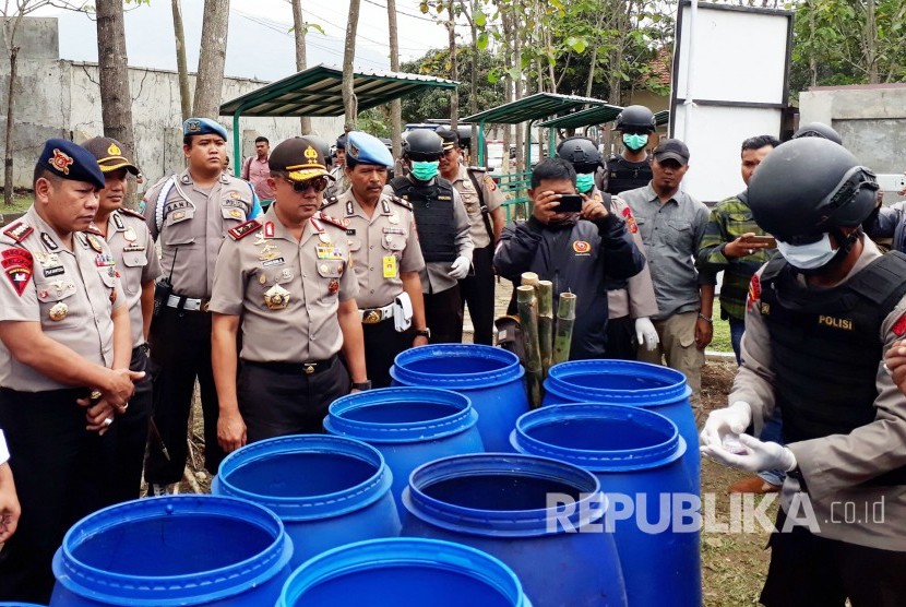 Kapolda Jabar Irjen Pol Agung Budi Maryoto (berkecamata) menyaksikan pemusnahan sebanyak empat ton potasium dan 500 kg sulfur bahan untuk membuat petasan di Mako Brimob Polda Jabar, Cikeruh, Sumedang, Senin (30/10).