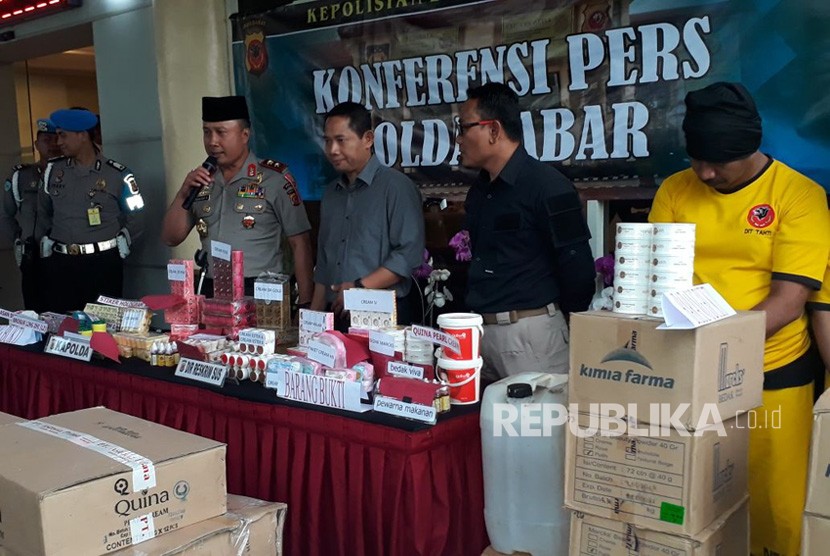 Kapolda Jabar, Irjen Pol Agung Budi Maryoto memberikan keterangan terkait kasus pemalsuan produk kosmetik berbagai merek terkenal di Mapolda, Selasa (20/2). 
