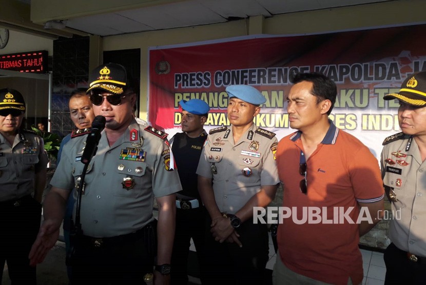 Kapolda Jabar, Irjen Pol Agung Budi Maryoto memberikan keterangan kepada wartawan seputar penyerangan terhadap Mapolres Indramayu, di Mapolres Indramayu, Ahad (15/7). 