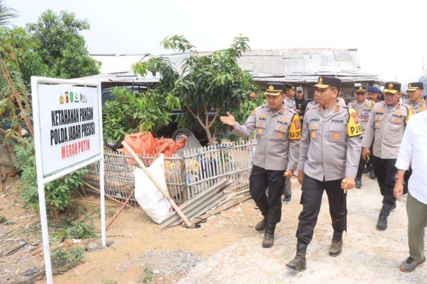 Kapolda Jabar, Irjen Pol Akhmad Wiyagus kunjungi lahan pertanian di Kabupaten Indramayu dalam rangka mendukung program ketahanan pangan yang dicanangkan oleh Presiden Prabowo Subianto, Senin (4/11/2024). 