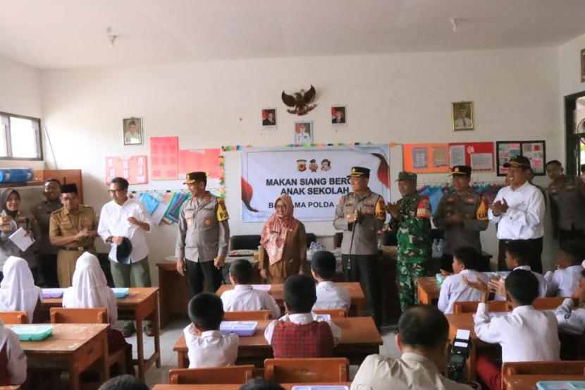 Kapolda Jabar, Irjen Pol  Akhmad Wiyagus, menyalurkan makan siang bergizi kepada ratusan siswa di UPTD SDN Taman Sari Desa Sanca, Kecamatan Gantar, Kabupaten Indramayu, Senin (4/11/2024). 