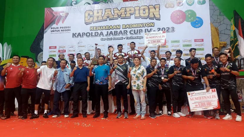 Kapolda Jabar, Irjen Pol Dr Akhmad Wiyagus berfoto bersama para pemenang di GOR Susi Susanti, Kota Tasikmalaya.