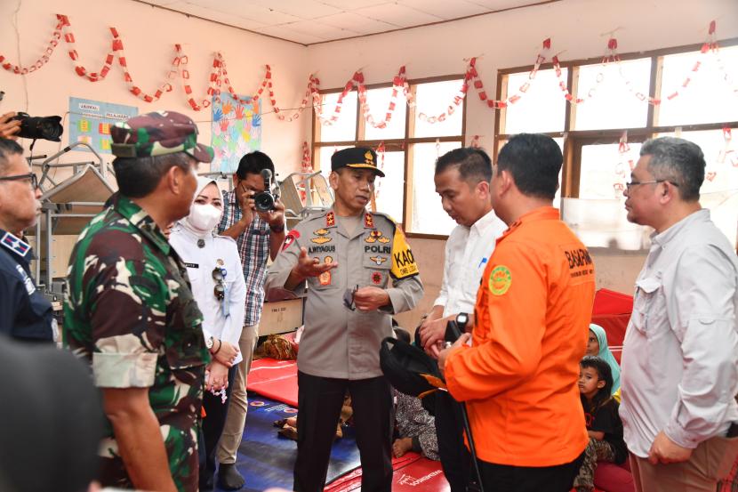 Kapolda Jabar, Irjen Pol dr Akhmad Wiyagus bersama Pj Gubernur Jabar, Bey Machmudin, menemui warga  terdampak banjir bandang di Cipongkor Kabupaten Bandung Barat