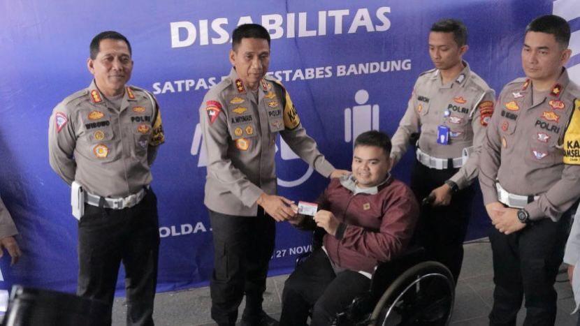 Kapolda Jabar, Irjen Pol Dr Akhmad Wiyagus didampingi Dirlantas Kombes Wibowo dan Kasatlantas Polrestabes Bandung menyerahkan SIM D kepada Rizal Saefuloh, penyandang disabilitas.