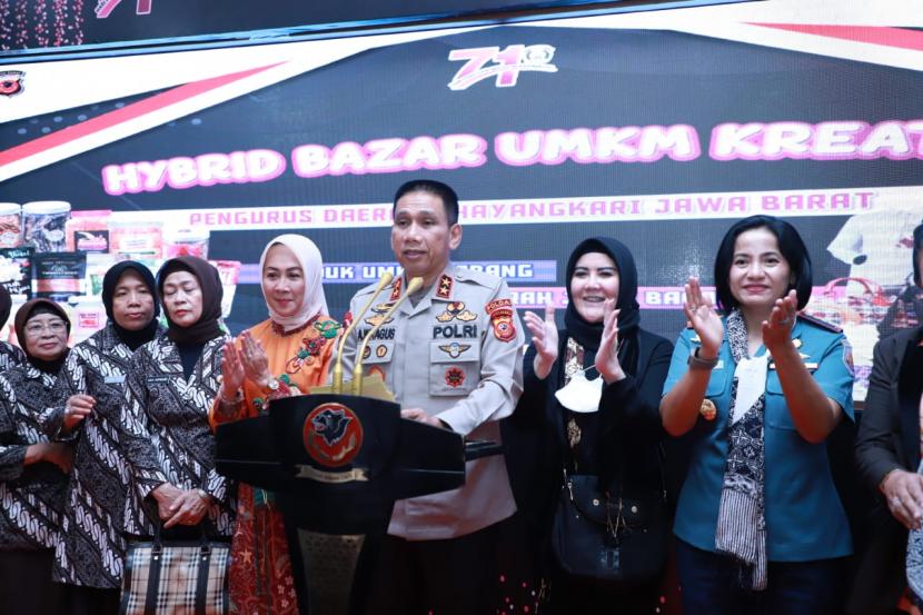 Kapolda Jabar, Irjen Pol Dr Akhmad Wiyagus didampingi Ketua Bhayangkari Pengurus Daerah Jawa Barat, Ny Ges Akhmad Wiyagus saat peresmian Hybrid Bazar UMKM Kreatif di Mapolda Jabar. 