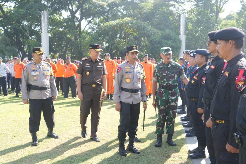 Kapolda Jabar, Irjen Pol Dr Akhmad Wiyagus didampingi Pangdam III Siliwangi, Mayjen TNI Erwin Djatniko, saat gelar pasukan Operasi Lilin 2023 di Lapangan Gasibu Bandung beberapa waktu lalu.