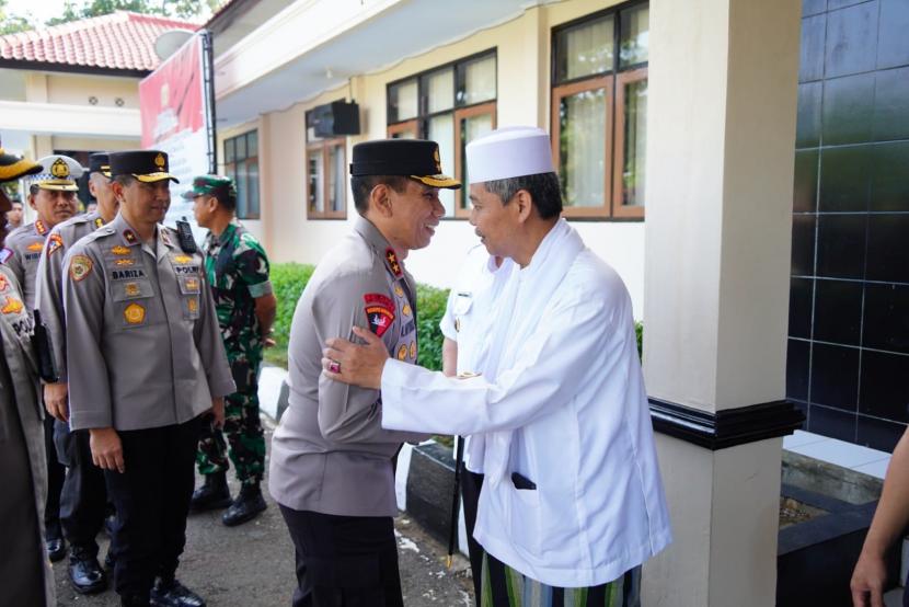 Kapolda Jabar, Irjen Pol Dr Akhmad Wiyagus, disambut tokoh agama saat kunjungan ke Kabupaten Sukabumi.