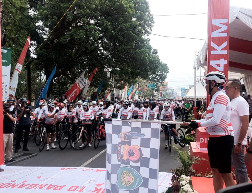 Kapolda Jabar, Irjen Pol Dr Akhmad Wiyagus melepas peserta lomba balap sepeda 