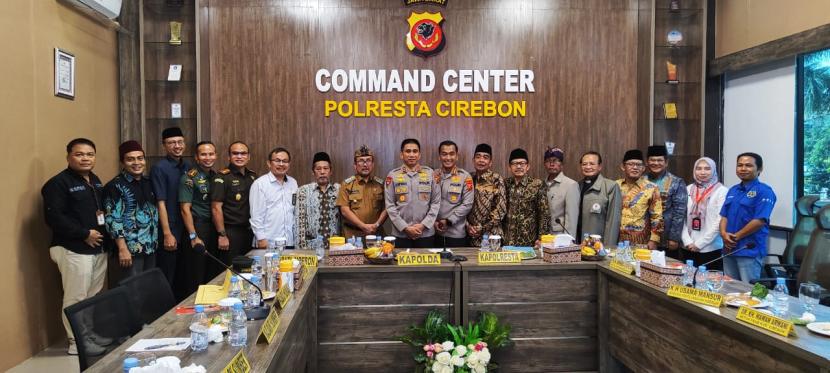 Kapolda Jabar, Irjen Pol Dr Akhmad Wiyagus saat bersilaturahmi dengan Forkopimda, FKUB, KPU, Bawaslu, Ulama, dan PWI di Mapolresta Cirebon.