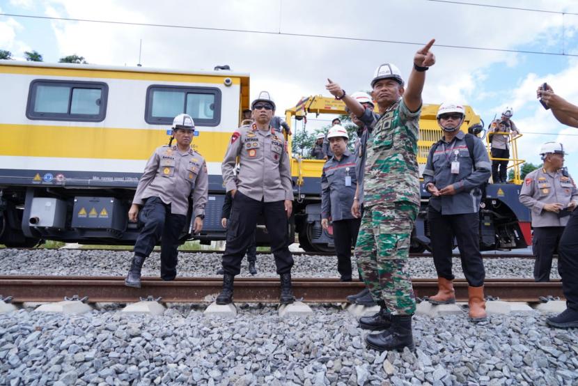 Kapolda Jabar, Irjen Pol Dr Akhmad Wiyagus saat melakukan pengecekan jalur Kereta Cepat Jakara-Bandung di wilayah Bandung, Jumat (12/5/2023). 