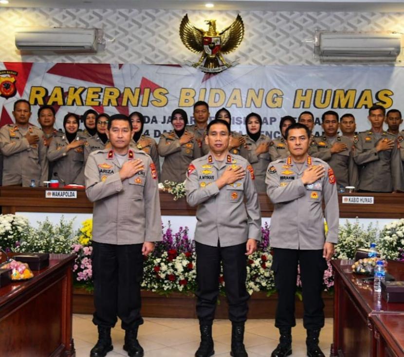 Kepala Polda Jawa Barat (Kapolda Jabar) Irjen Pol Akhmad Wiyagus (tengah) 