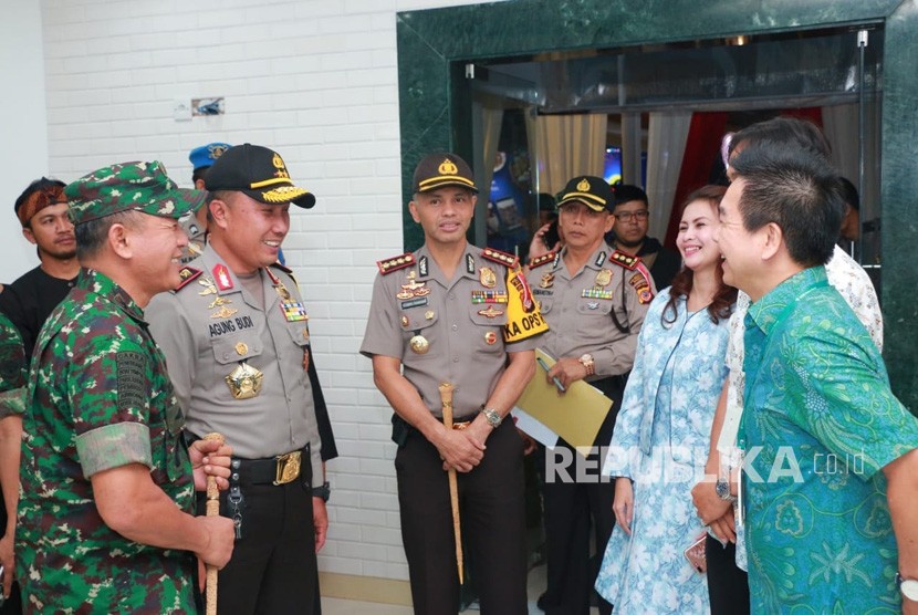 Kapolda Jabar, irjen Pol Drs Agung Budi Maryoto (kedua dari kiri) didampingi Pangdam III Siliwangi Mayjen TNI Besar Harto Karyawan saat meninjau  TPS 4 Jl Ir H.Juanda No 8 Kel. Citarum, Kota Bandung, Selasa (26/6).