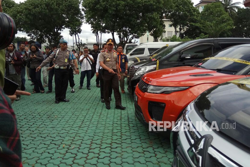 Kapolda Jabar Irjen Pol Drs Agung Budi Maryoto menunjukan sejumlah mobil mewah yang disita dari PT SBL yang diduga telah melakukan penipuan terhadap 12.845 calon jamaah umrah.