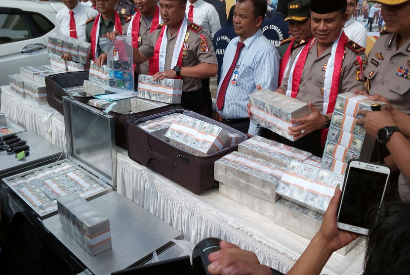 Kapolda Jabar, Irjen Pol Drs Agung Budi Maryoto menunjukan uang palsu yang disita dari dua tersangka
