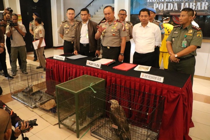Kapolda Jabar, Irjen Pol Drs Agung Budi Maryoto saat rilis pengungkapan kasus jual beli burung elang melalui medis sosial.