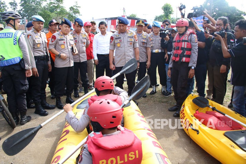 Kapolda Jabar, Irjen Pol Drs Agung Budi Maryoto saat melakukan pengecekan kesiapan personel gabungan arus mudik dan balik lebaran 2018 di jalur selatan.