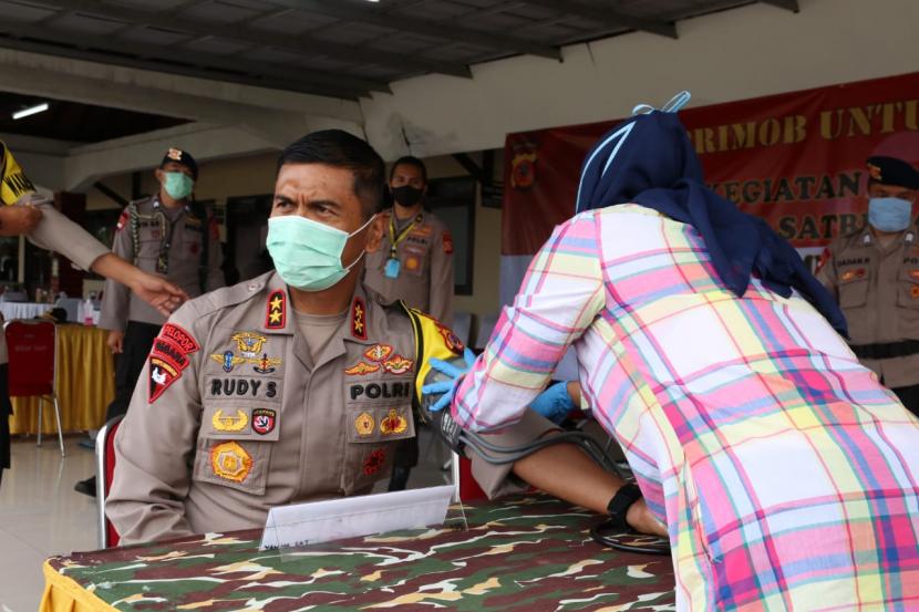 Kapolda Jabar, Irjen Pol Drs Rudy Suahriadi, mendonorkan darahnya bertempat di Mako Satuan Brimob di Kecamatan Cikeruh, Kabuaten Sumedang, Kamis (9/4).