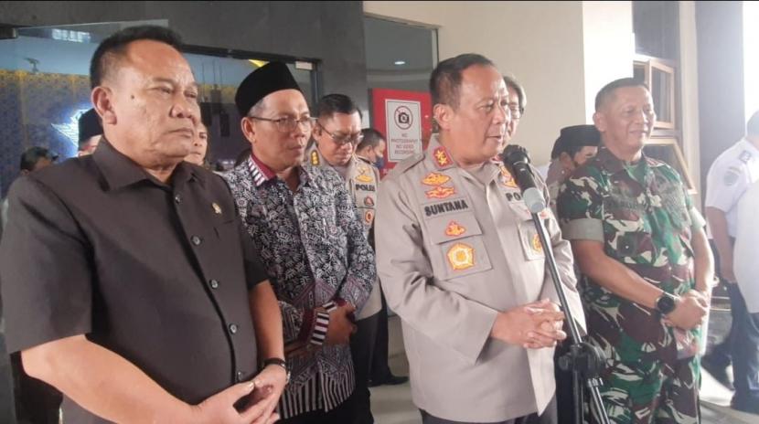 Kapolda Jabar, Irjen Pol Drs Suntana didamping Ketua DPRD Jabar, Taufiq Hidayat, saat memberikan keterangan usai pelaksanaan rakor di Mapolda Jabar. 
