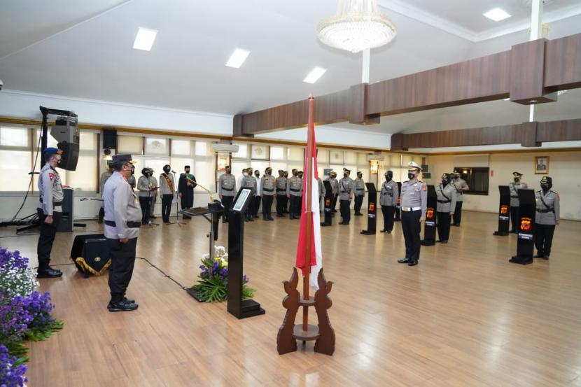 Kapolda Jabar, Irjen Pol Drs Suntana melantik empat kapolres dan dua pejabat utama di Mapolda Jabar.