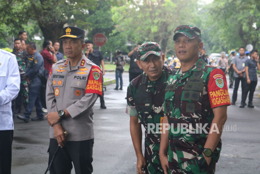 Kapolda Jabar, Irjen Pol Rudi Setiawan, dan Pangdam III/Siliwangi, Mayjen TNI Dadang Arif Abdurahman, memimpin pengamanan kunjungan kerja Wapres Gibran Rakabuming ke wilayah Kabupaten Indramayu, Jumat (23/5/2025). 