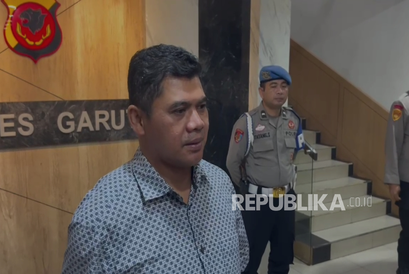 Kapolda Jabar Irjen Pol Rudi Setiawan memberikan keterangan pers terkait kejadian 3 warga meninggal usai berdesak-desakan di acara pesta rakyat pernikahan anak Gubernur Jabar Dedi Mulyadi, Jumat (18/7/2025) malam. Penyidik akan melakukan penyelidikan apakah terdapat unsur kelalaian dalam kegiatan pengamanan pesta rakyat