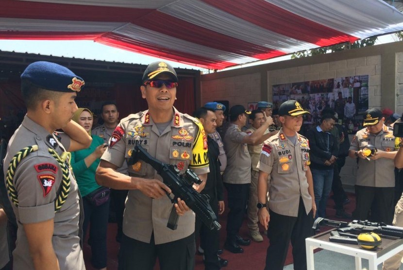 Kapolda Jabar Irjen Pol Rudy Sufahriadi (tengah).